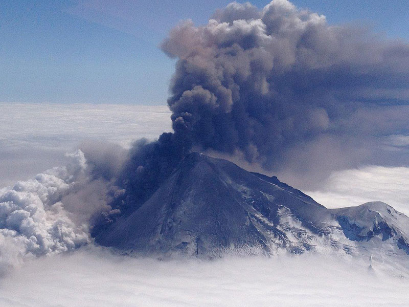 Alaska Pavlof volcano eruption on May 18, 2013