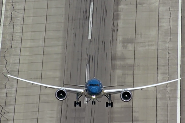 787-9-steep-take-off